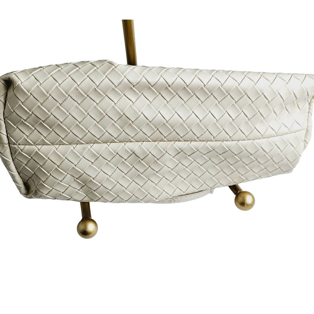 Vera New York Heather Woven Crossbody Cream in a V - Picture 9 of 12